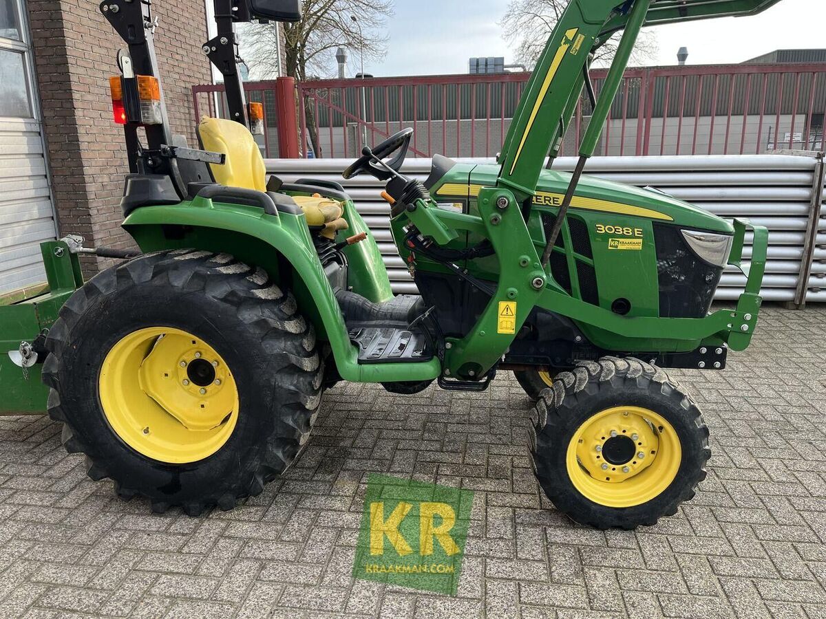 John Deere 3038E 2