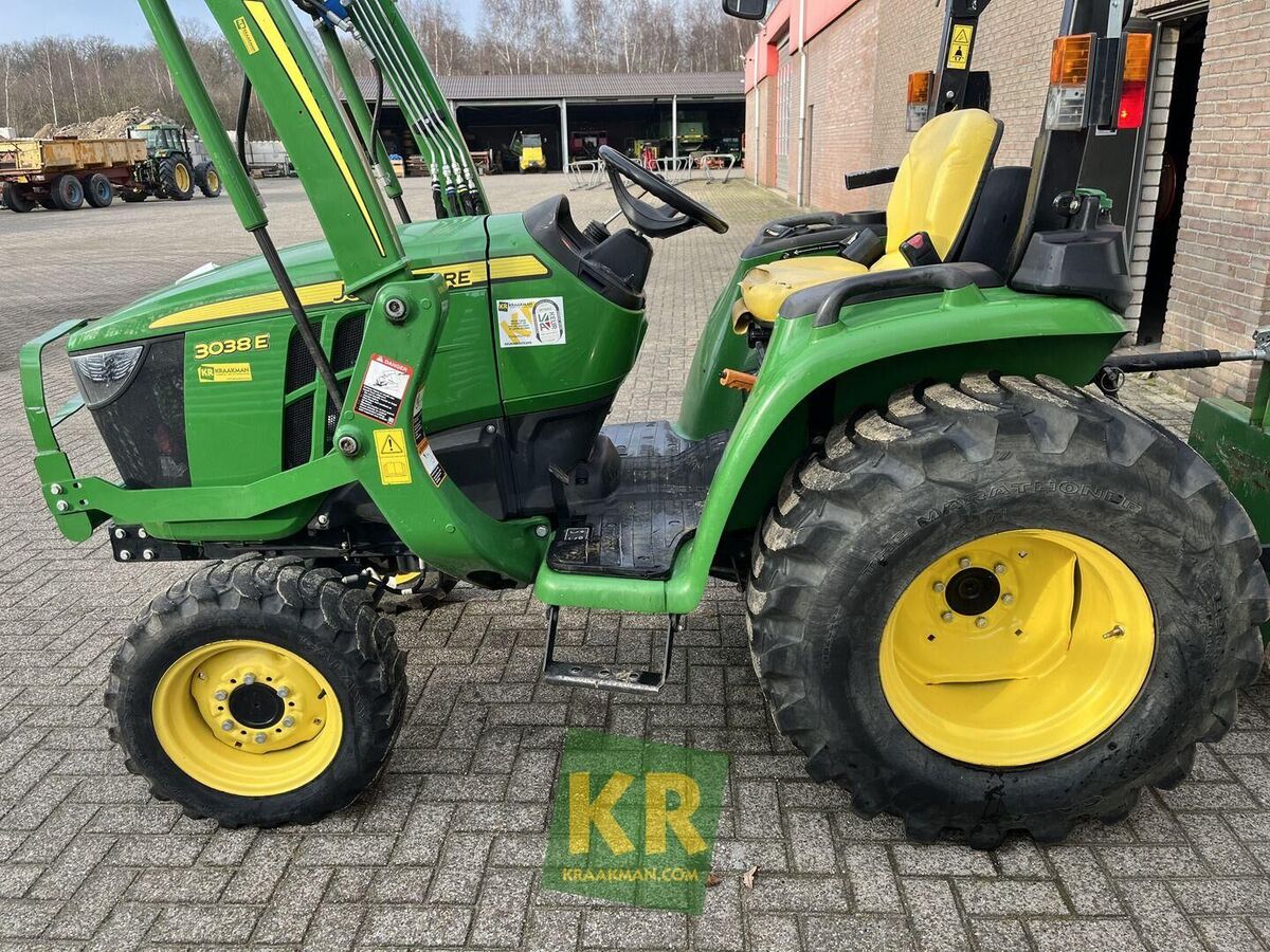 John Deere 3038E 3