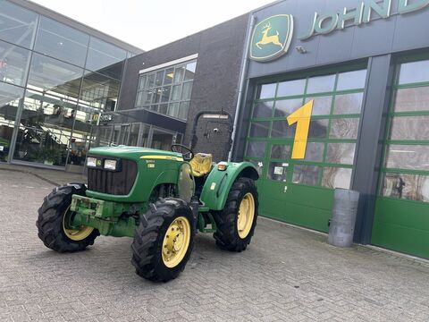 John Deere 5055E