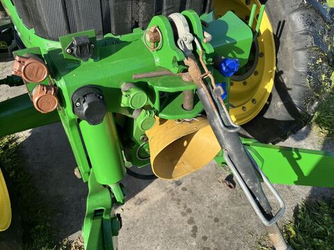 John Deere 5820