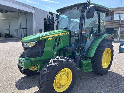 John Deere 5058E