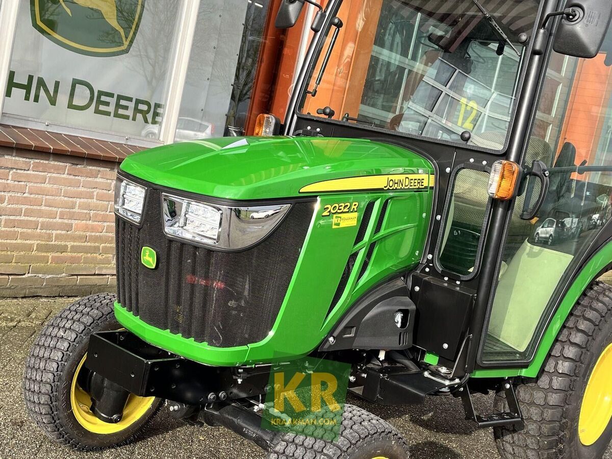 John Deere 2032R 3