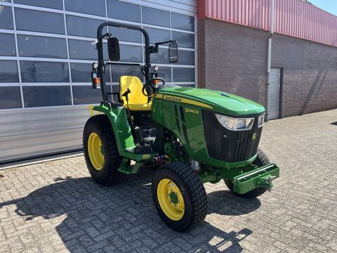 John Deere 3046R