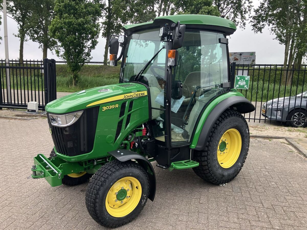 John Deere 3039R 2