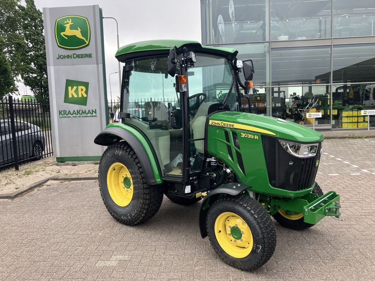 John Deere 3039R 3