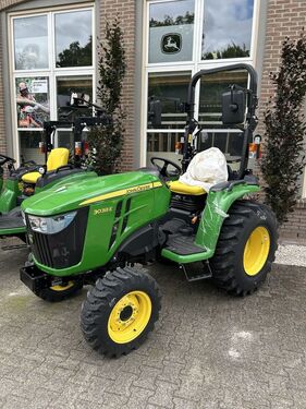 John Deere 3038E