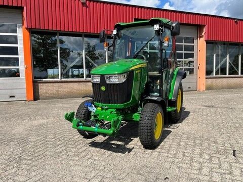 John Deere 3046R