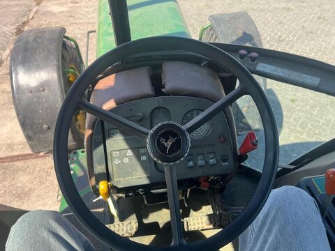 John Deere 3140
