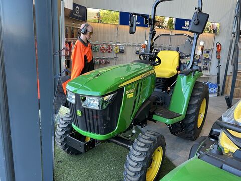 John Deere 3038E