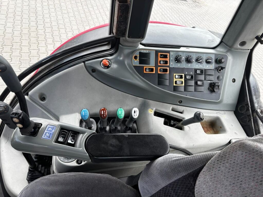 Valtra N101 + QUICKE FRONT LOADER 2