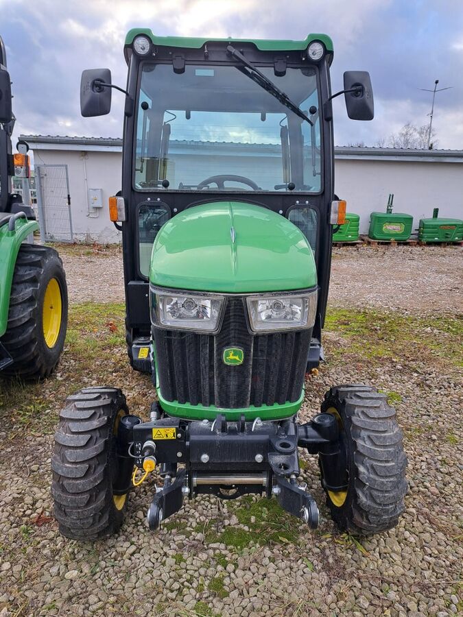 John Deere 2032R 3