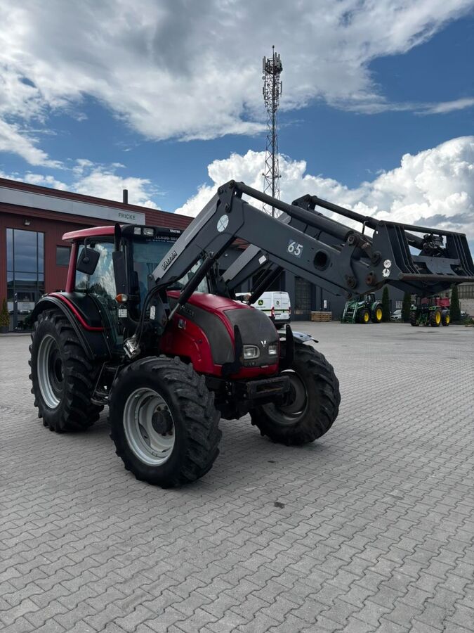 Valtra N101 + QUICKE FRONT LOADER 1