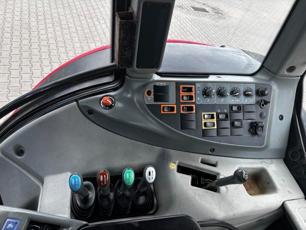 Valtra N101 + QUICKE FRONT LOADER 3