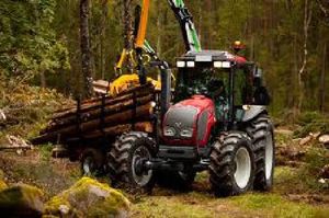Traktor beim Baumstamm fahren