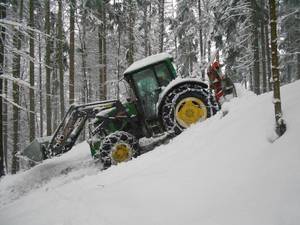 John Deere beim winterlichen Forsteinsatz
