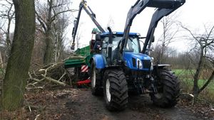 New Holland T6.160 bei Holzhackung