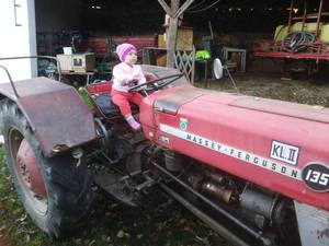 Unsere Tochter Lina auf unserem kleinsten Traktor MF135! ???