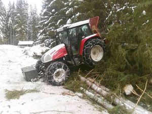 Steyr 9090 im winterlichen Forsteinsatz