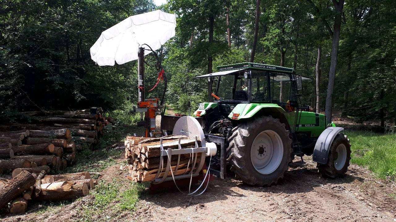 Holz Spalten Bei 25 Grad Aber Mann Weisst Sich Ja Zu Helfen
