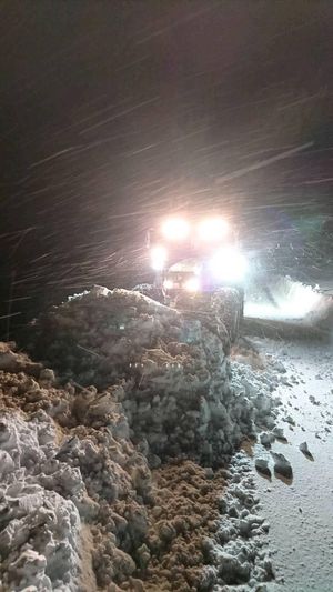 John Deere 5100r im Schneesturm