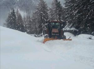 Schneereumung zu den Bergwiesen in Enneberg