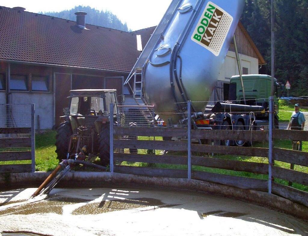 1 Lkw-Zug Güllekalk (ca. 24 t), lose, zum Einblasen in die Gülle 1