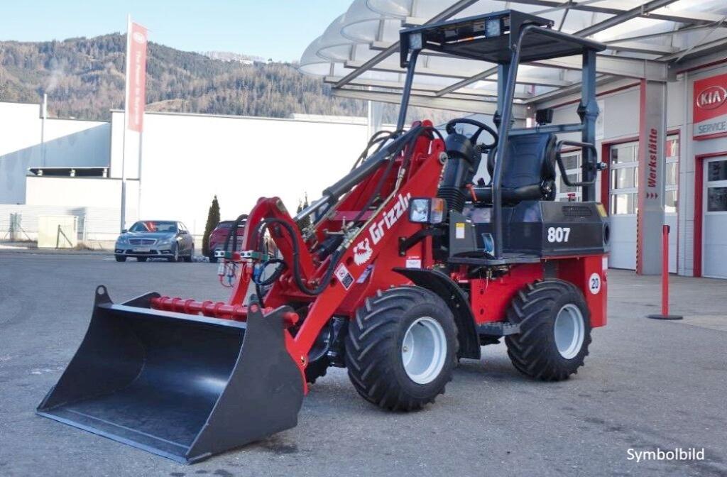 Grizzly 807 Hoflader inkl. 0,3 m³ Schaufel 1