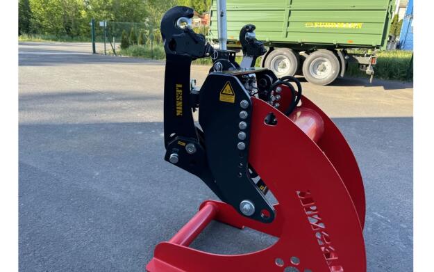 Lesnik Fronthydraulik SHL S25 mit 2,5 t Hubkraft