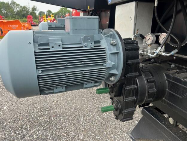 Celikel Rassus H4 Horizontalmischer mit Elektroantrieb, Förderband, Ladeschaufel